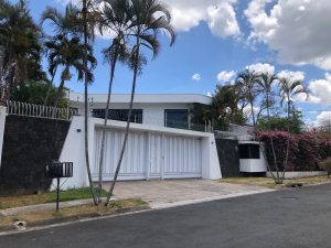 Fachada de casa de lujo en venta Rohrmoser frente Parque Bella Vista